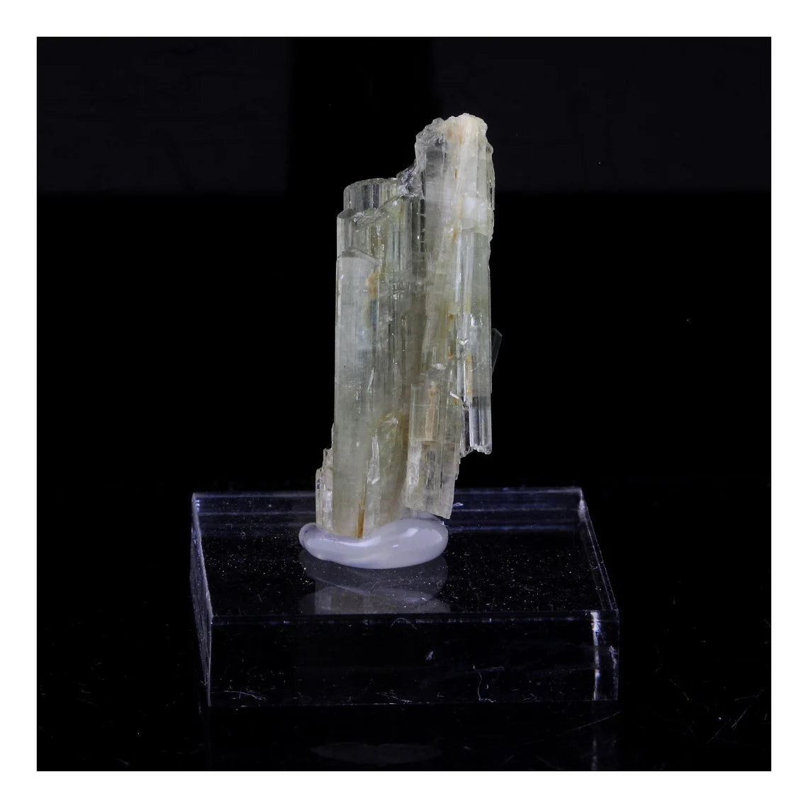 Clinozoisite. 15.74 carats. Marine de Scala, Canari, Haute-Corse, France