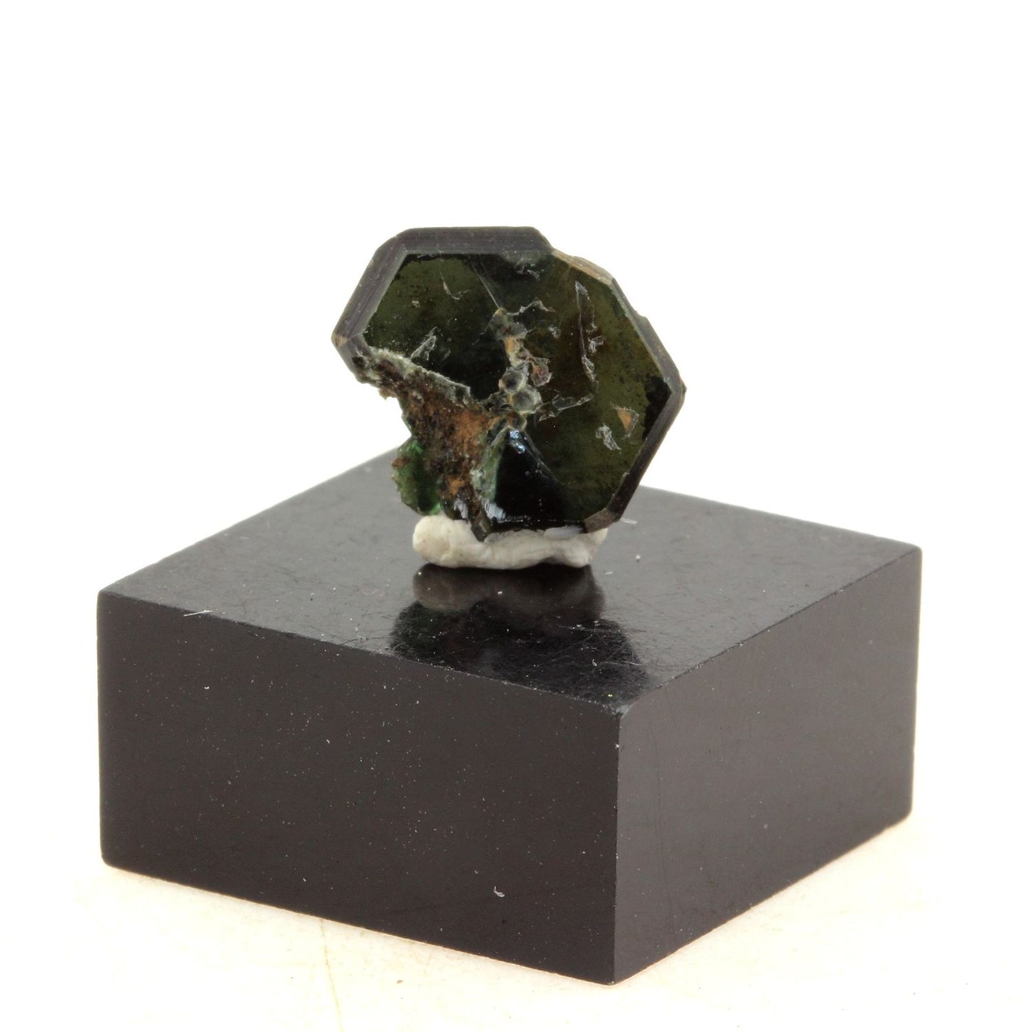 Clinochlore. 2.54 carats. Rocher de Farinole, Olmeta-di-Capocorso, Haute-Corse, France