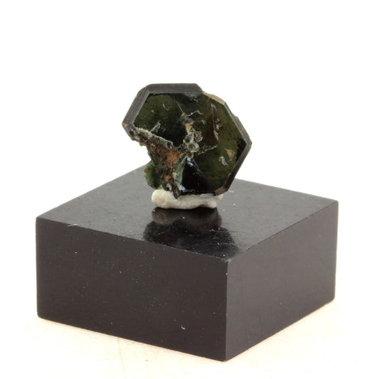 Clinochlore. 2.54 carats. Rocher de Farinole, Olmeta-di-Capocorso, Haute-Corse, France