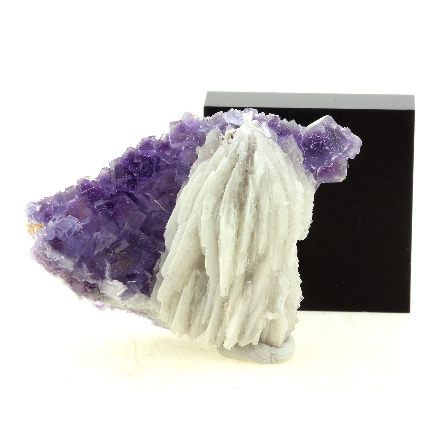 Fluorite + Baryte. 136.05 carats. Saint-Péray, Ardèche, France