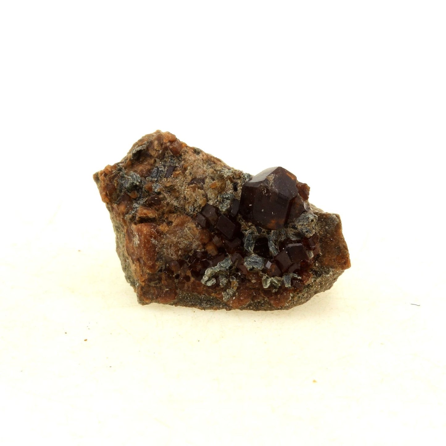 Grenat Hessonite + Clinochlore. 27.85 carats. Nonza, Haute-Corse, France