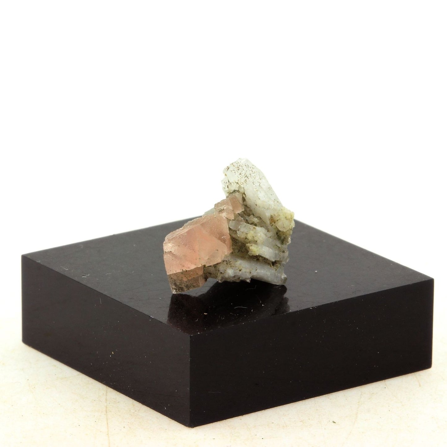 Fluorite Rose + Adulaire. 8.50 carats. Talèfre, Massif du Mont-Blanc, France