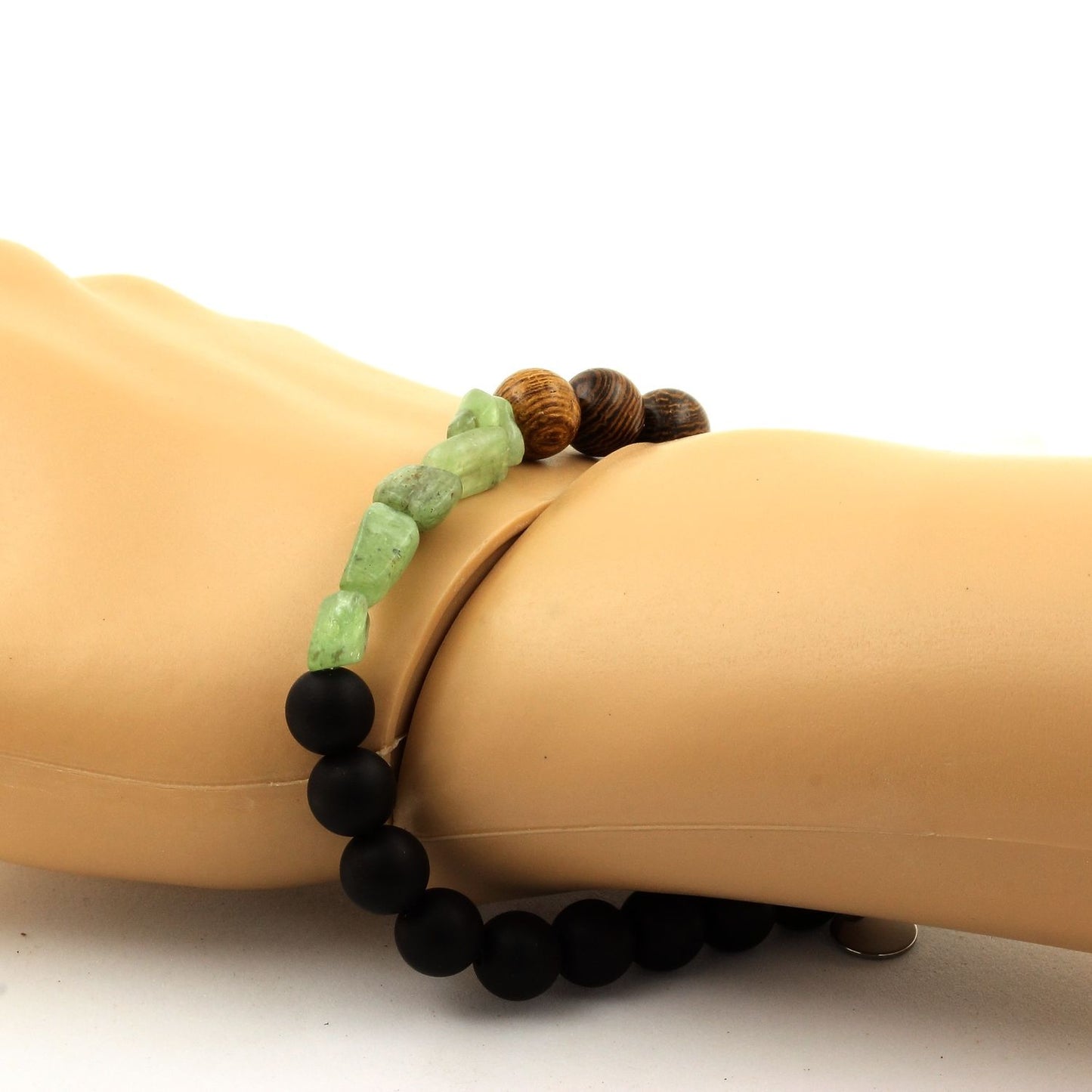 Apatite verte de Madagascar + Perles Onyx noir mat + bois. Bracelet en Perles naturelles