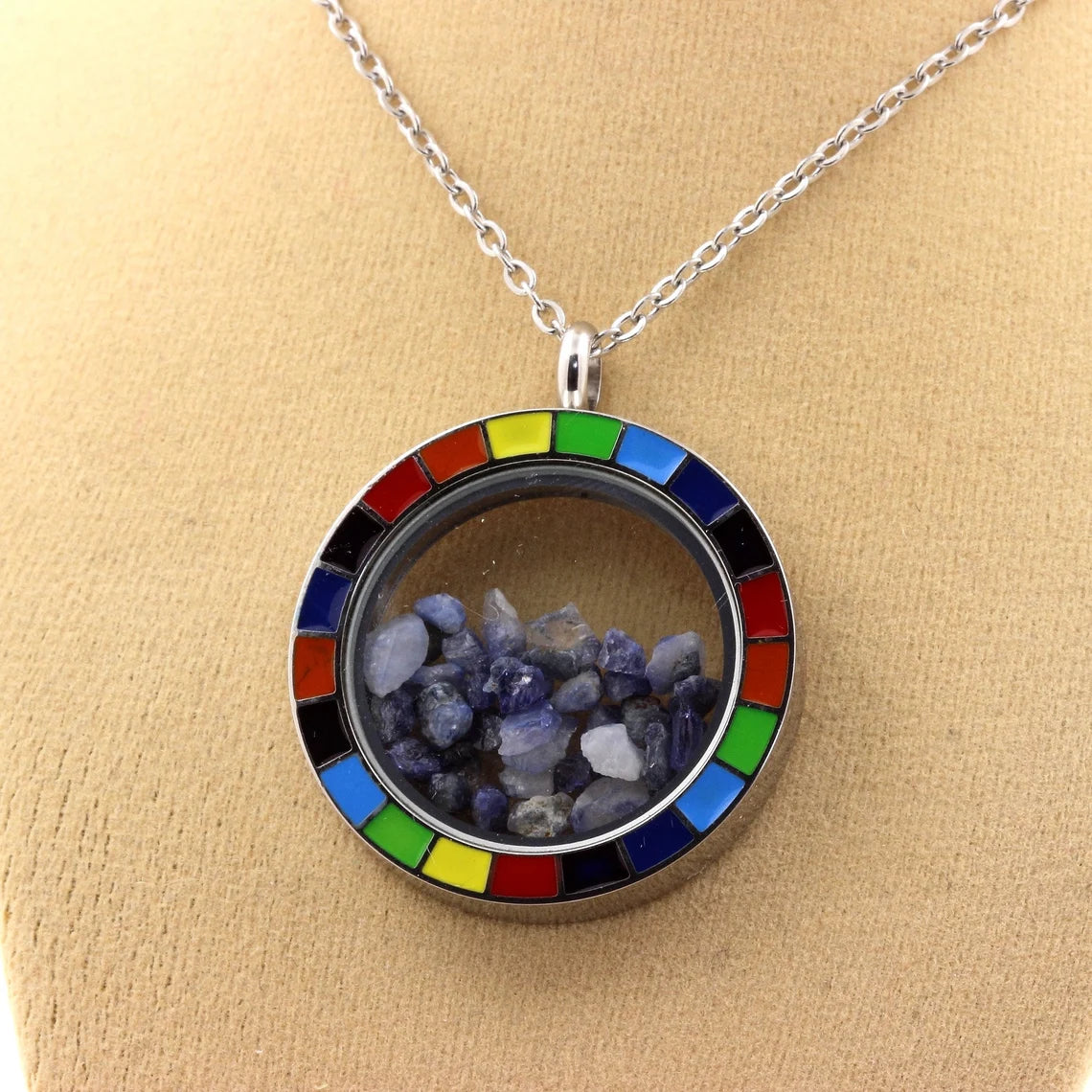 Collier Benitoite brut modèle Arc-en-ciel