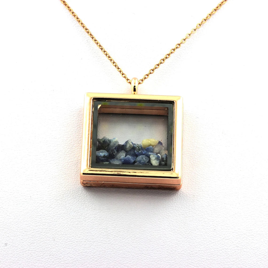 Collier Benitoite naturels modèle carré