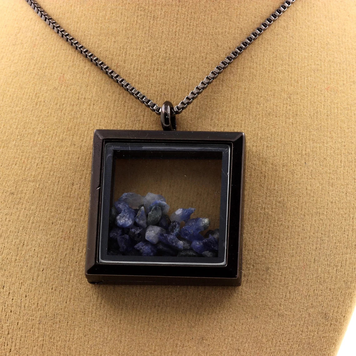 Collier Benitoite naturels modèle carré