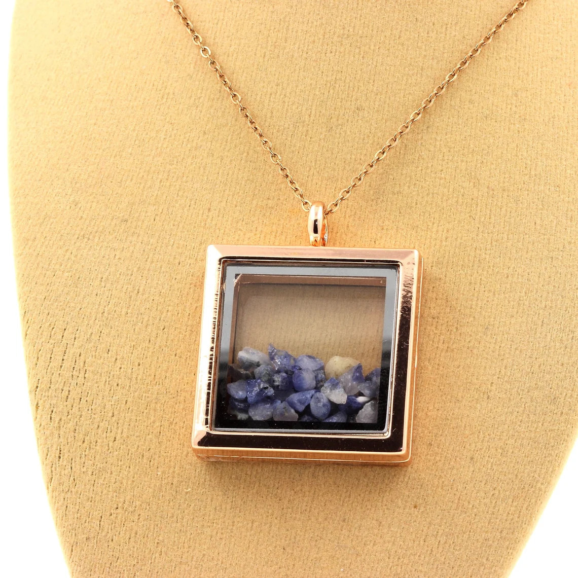 Collier Benitoite naturels modèle carré