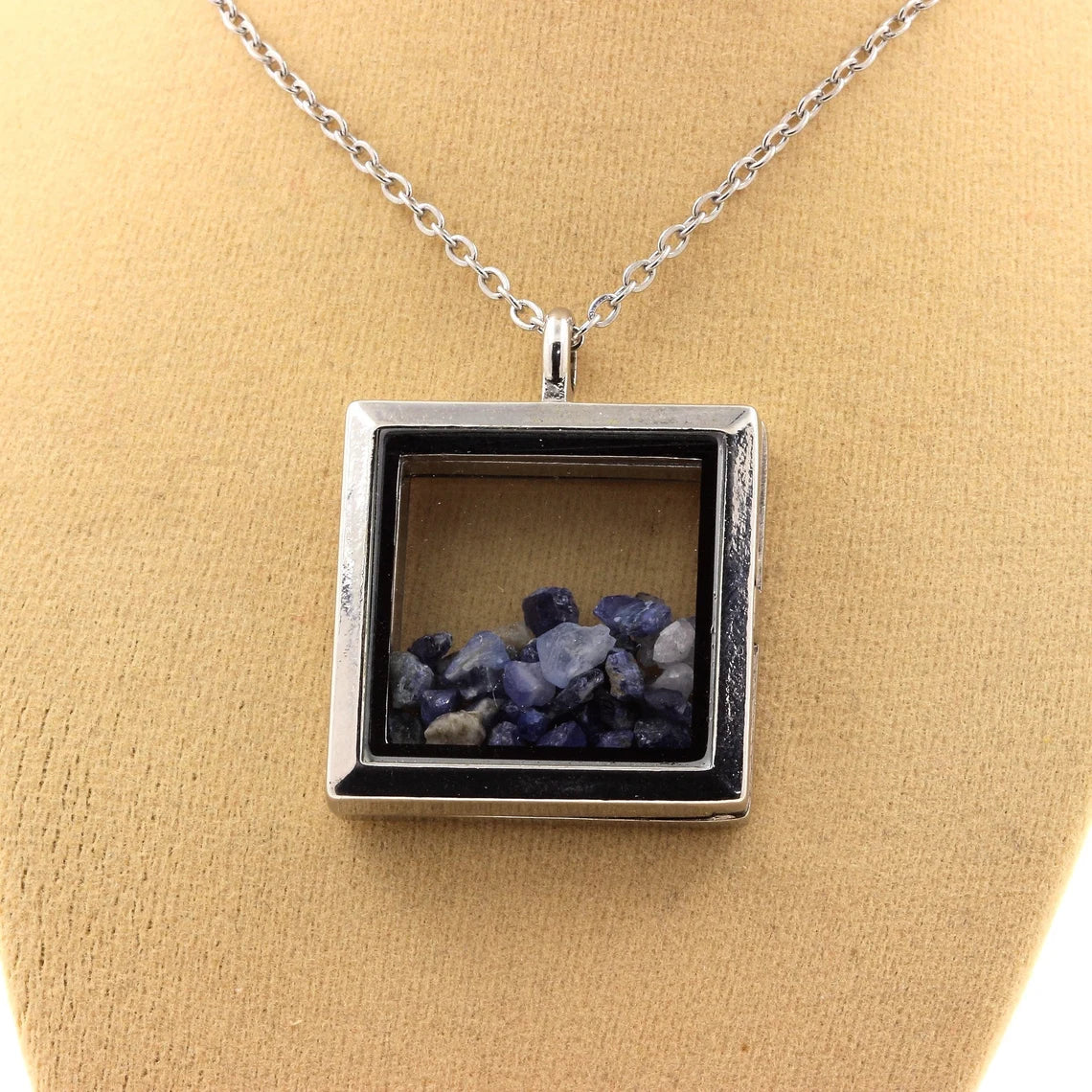 Collier Benitoite naturels modèle carré