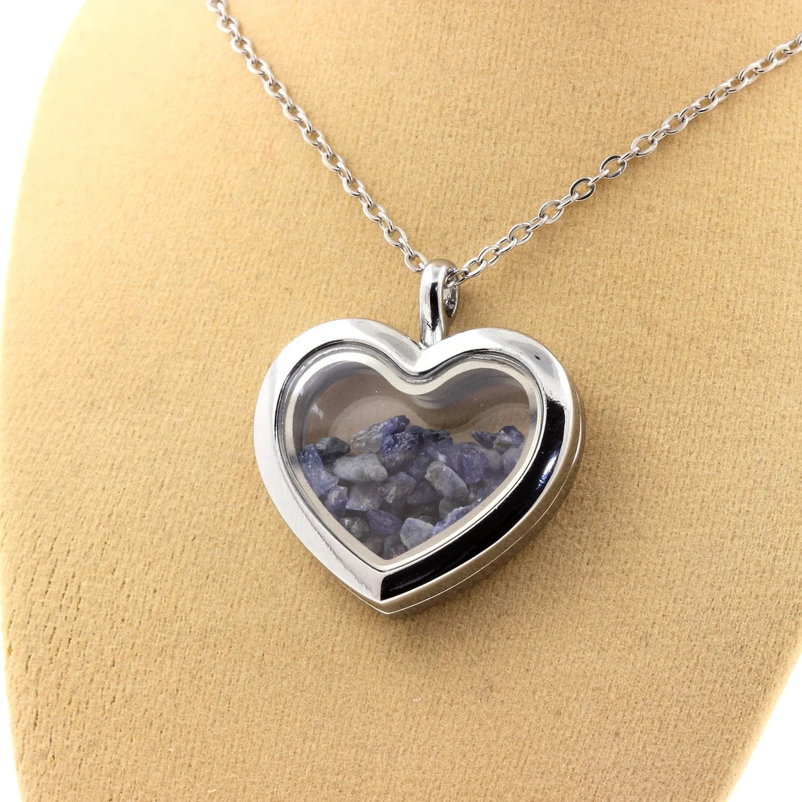 Collier Benitoite brut modèle coeur