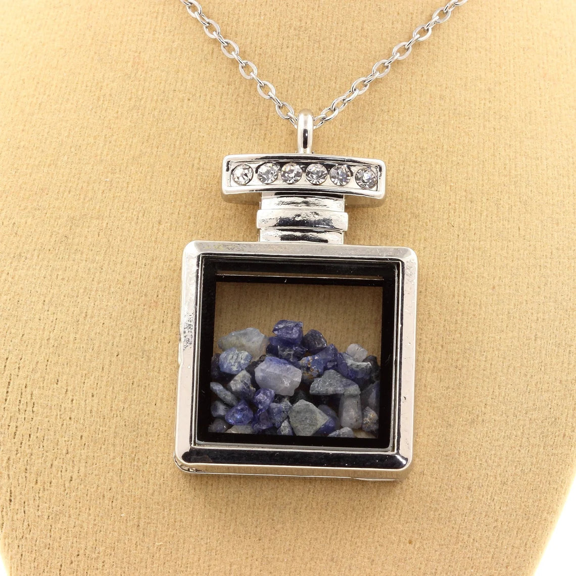 Collier Benitoite brut modèle flacon