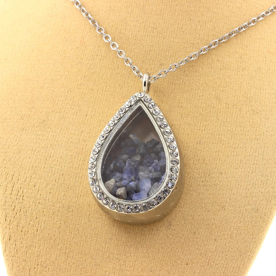 Collier Benitoite brut modèle goutte