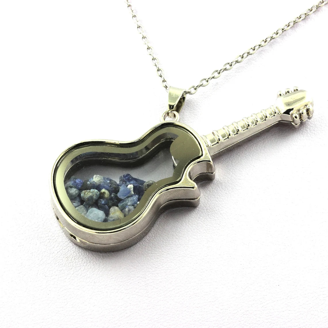 Collier Benitoite brut modèle guitare
