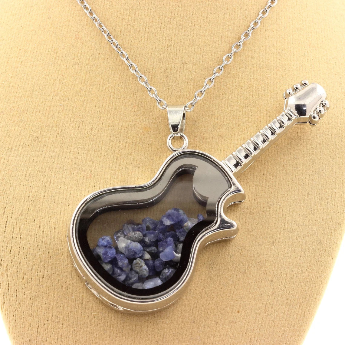 Collier Benitoite brut modèle guitare