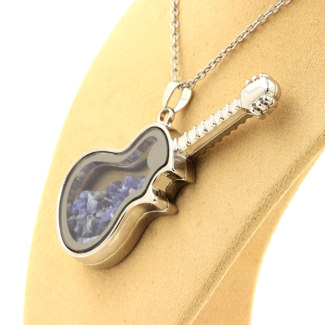 Collier Benitoite brut modèle guitare