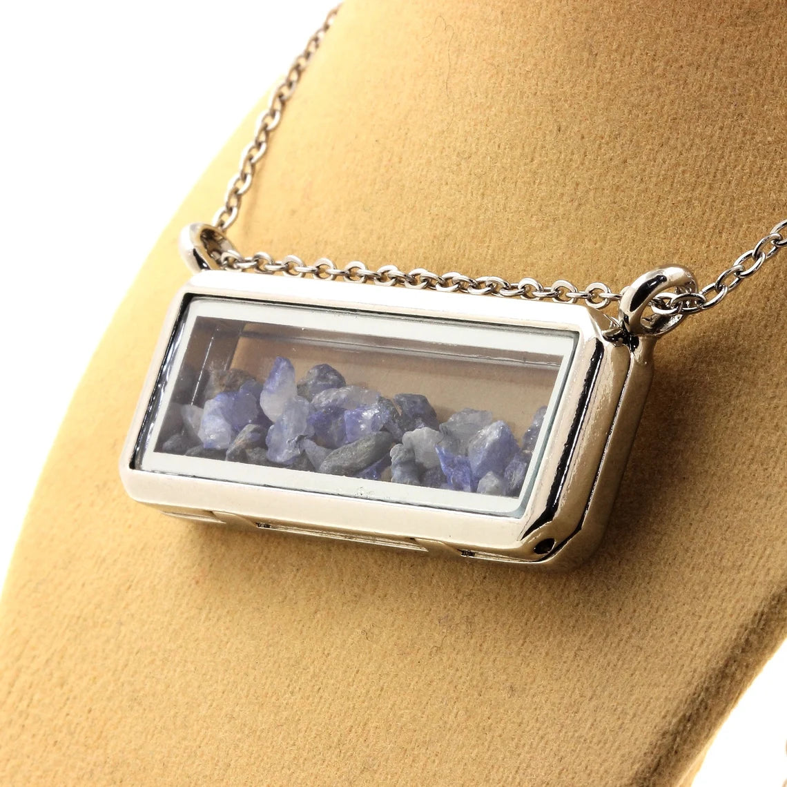 Collier Benitoite brut modèle rectangle