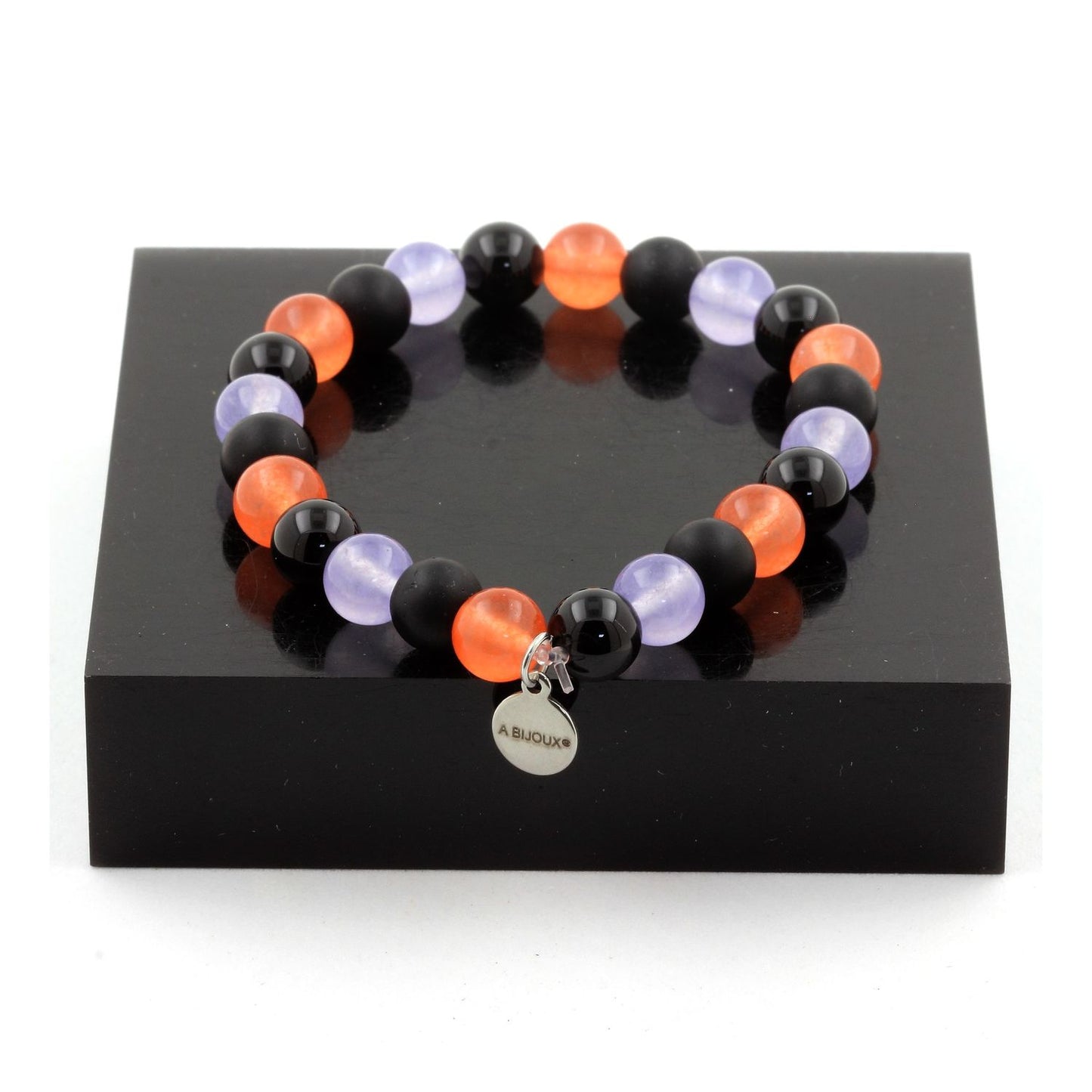 Calcédoine orange + Agate noire + Calcédoine lavande + Onyx noir mat. Bracelet en Perles naturelles