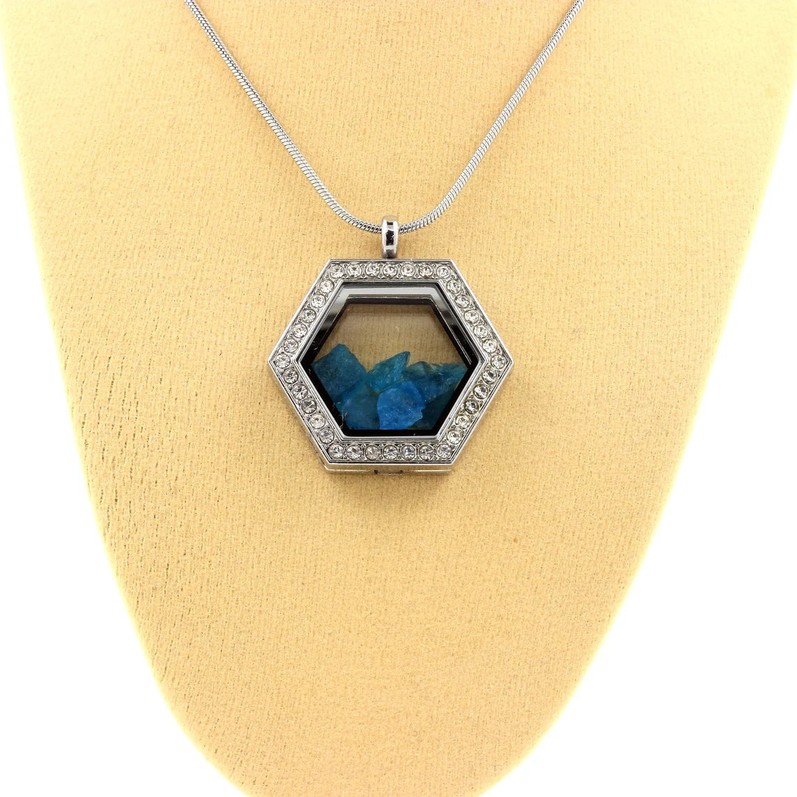 Collier Apatite bleu neon brut modèle Hexagone