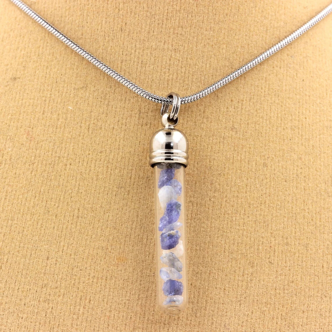 Collier Benitoite brut modèle tube