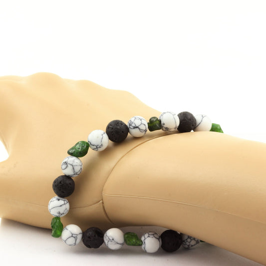 Diopside du Brésil + Perles Lave + Howlite. Bracelet en Perles naturelles