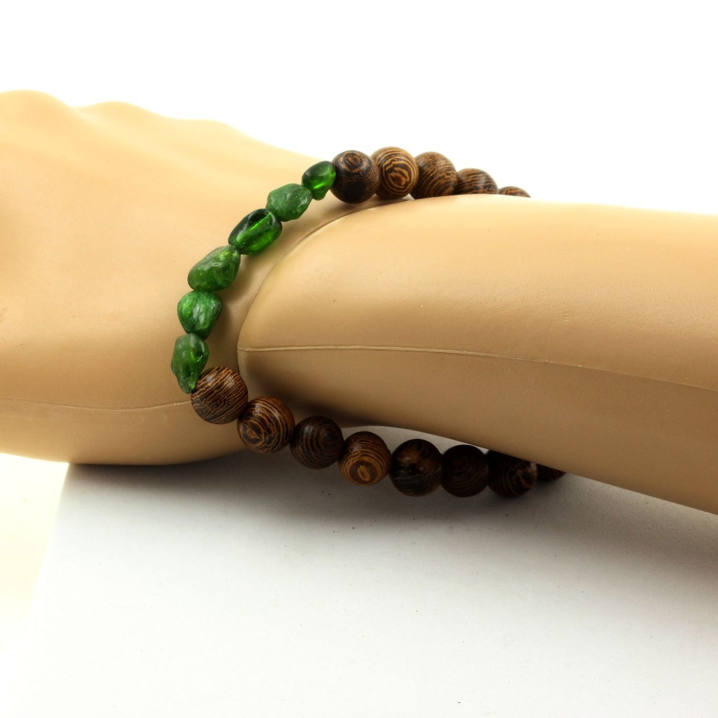 Diopside du brésil + Perles bois. Bracelet en Perles naturelles