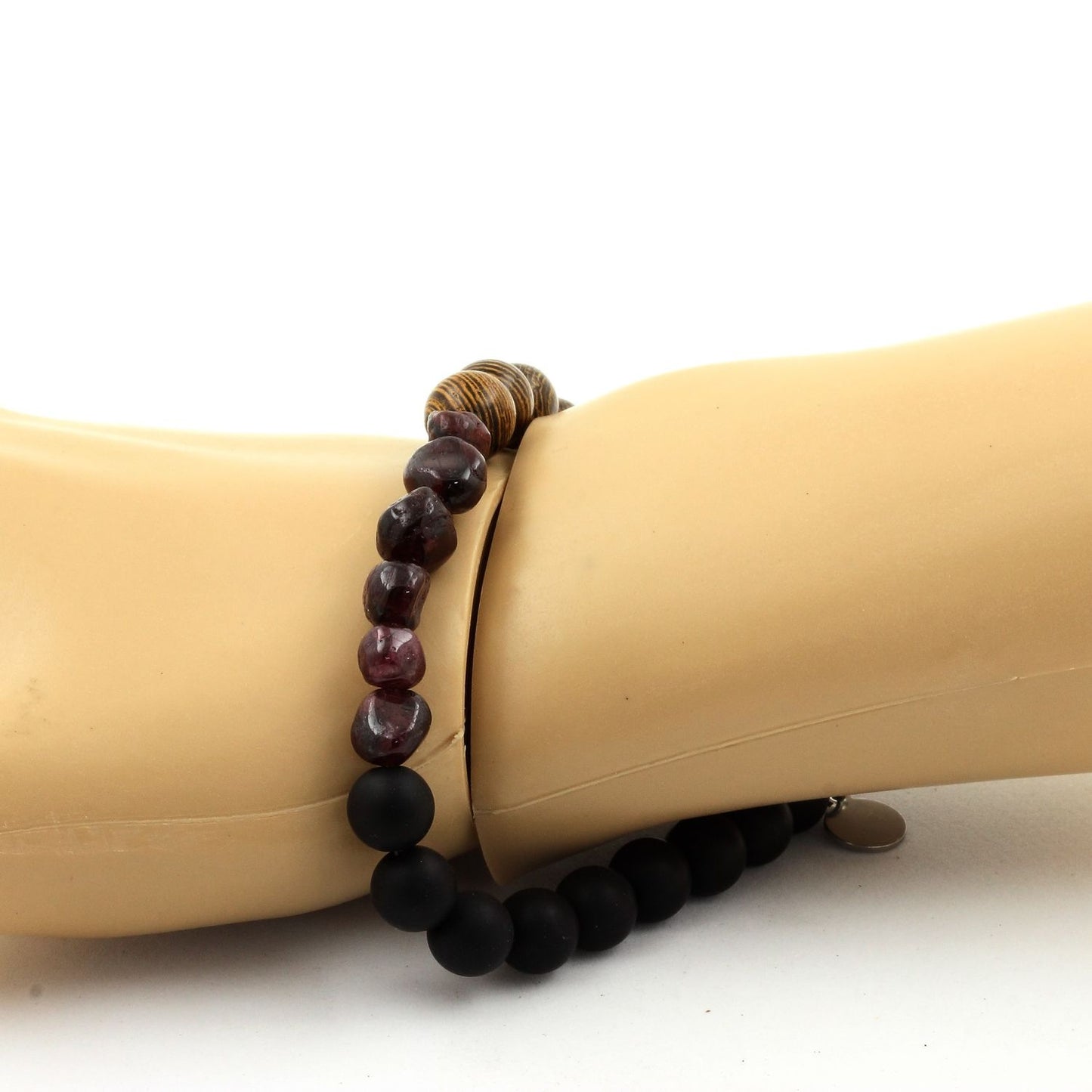 Grenat du Mozambique + Perles Onyx noir mat + bois. Bracelet en Perles naturelles