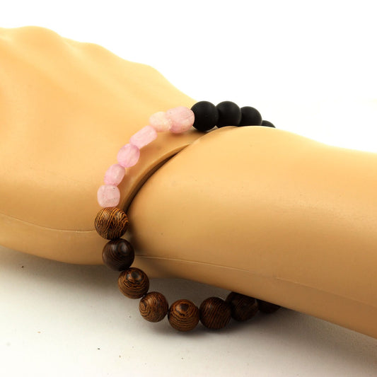 Kunzite du Brésil + Perles Onyx noir mat + bois. Bracelet en Perles naturelles