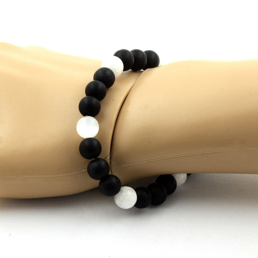Onyx noir mat + Selenite en provenance du Maroc. Bracelet Perles naturelles