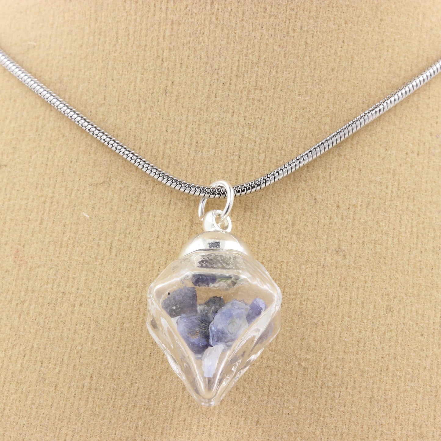Collier Benitoite brut modèle diamant