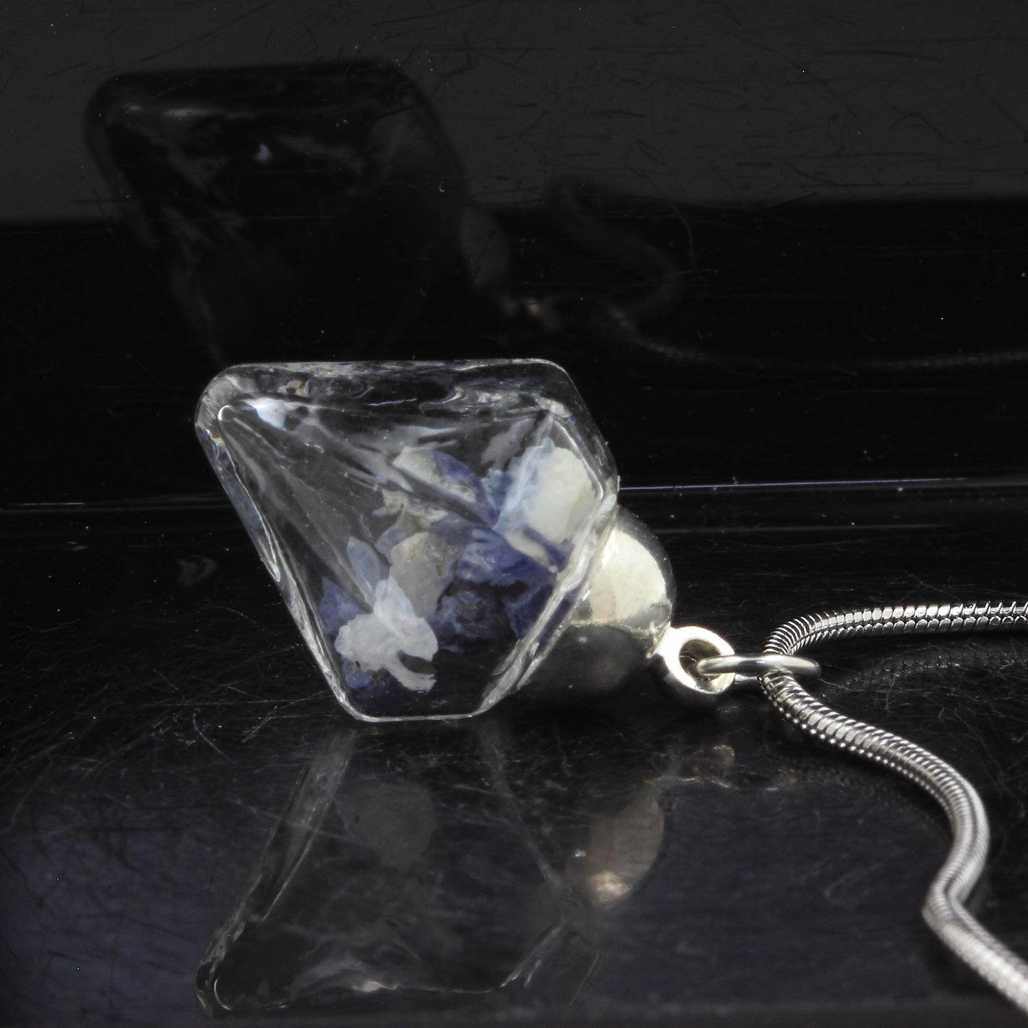 Collier Benitoite brut modèle diamant