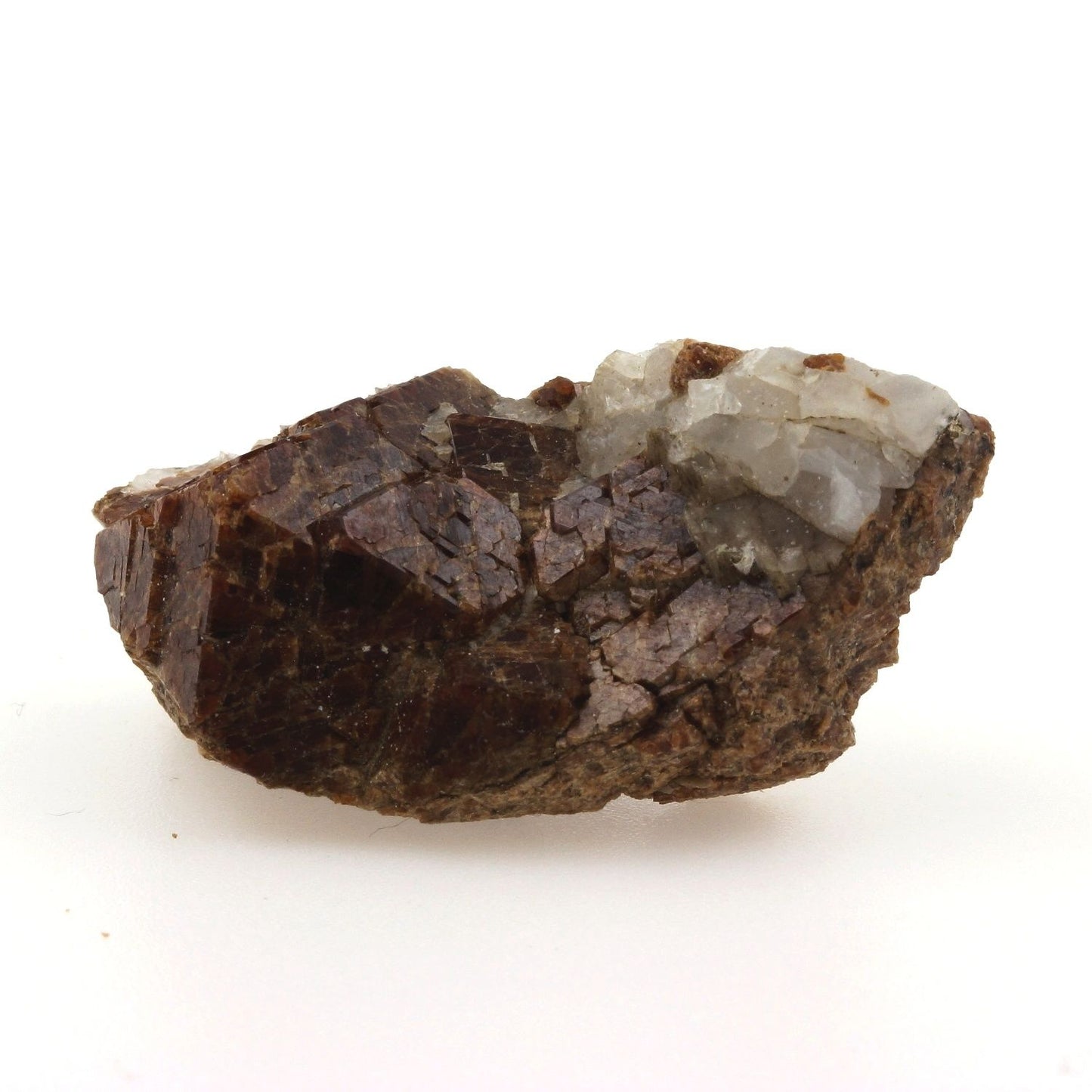 Grenat Catalan Grossulaire-Andradite. 141.9 carats. Pyrénées-Orientales, France