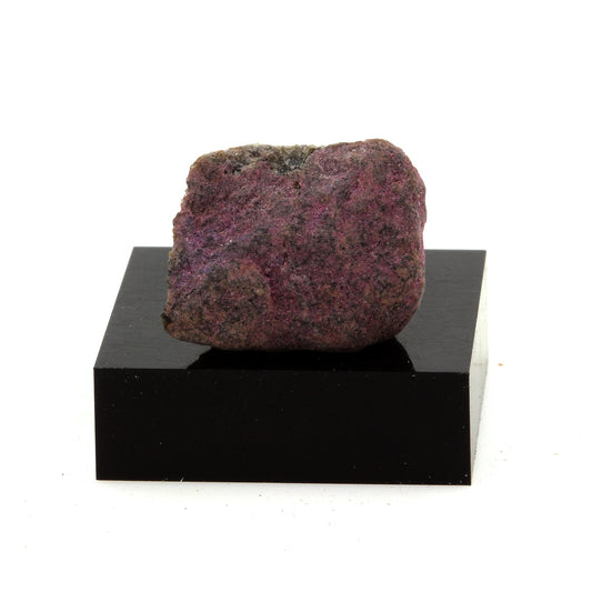 Okaite. 27.8 carats. Oka, Québec, Canada