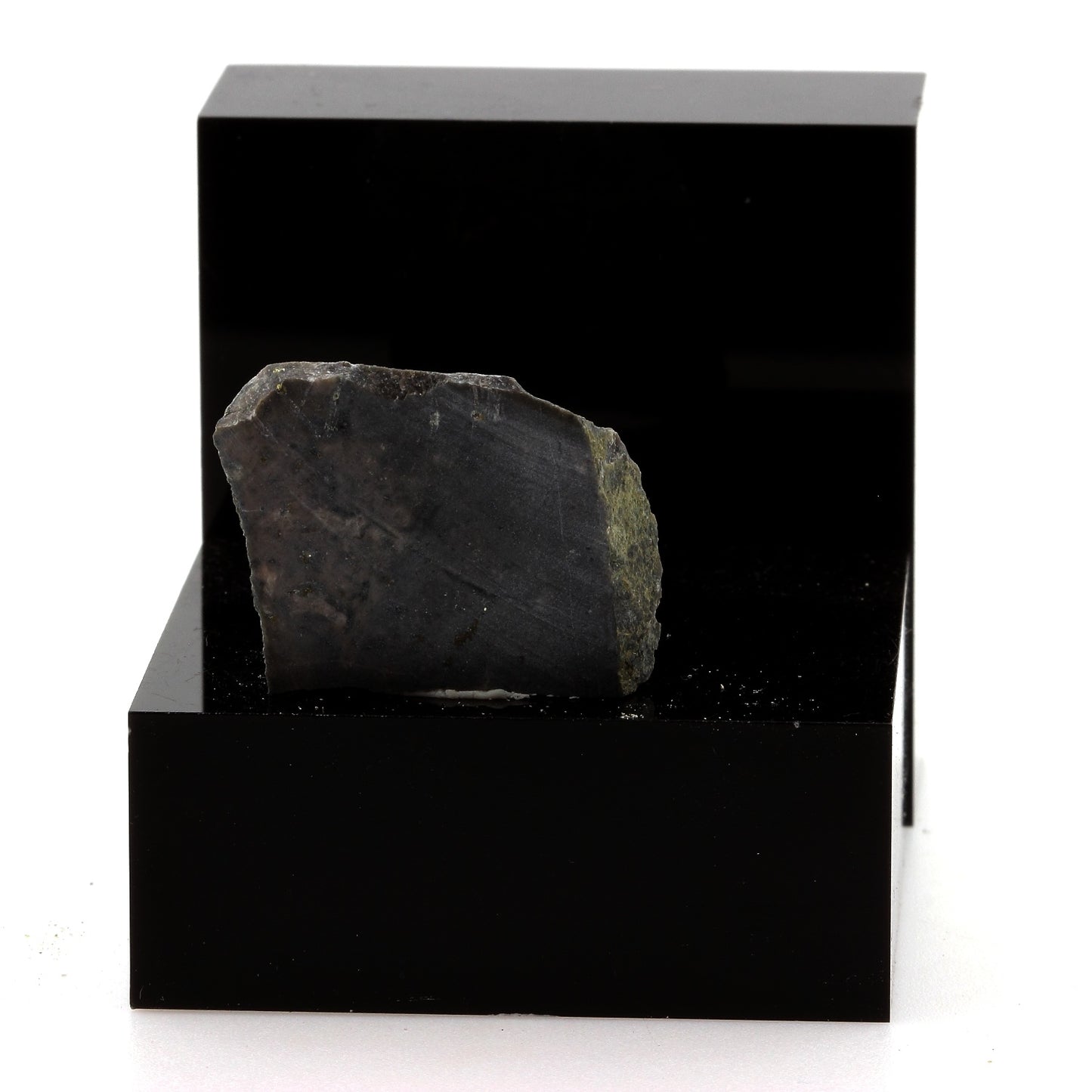 Pyrite sur Keratophyre. 45.9 carats. Villefranche-sur-Saône, France
