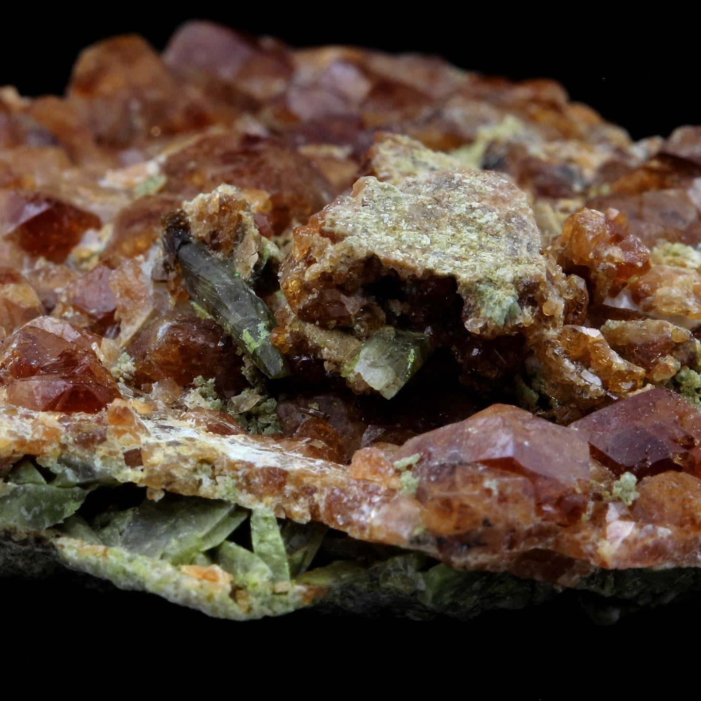 Grenat Grossulaire + Diopside. 515.7 carats. Bishop Mine, California, USA