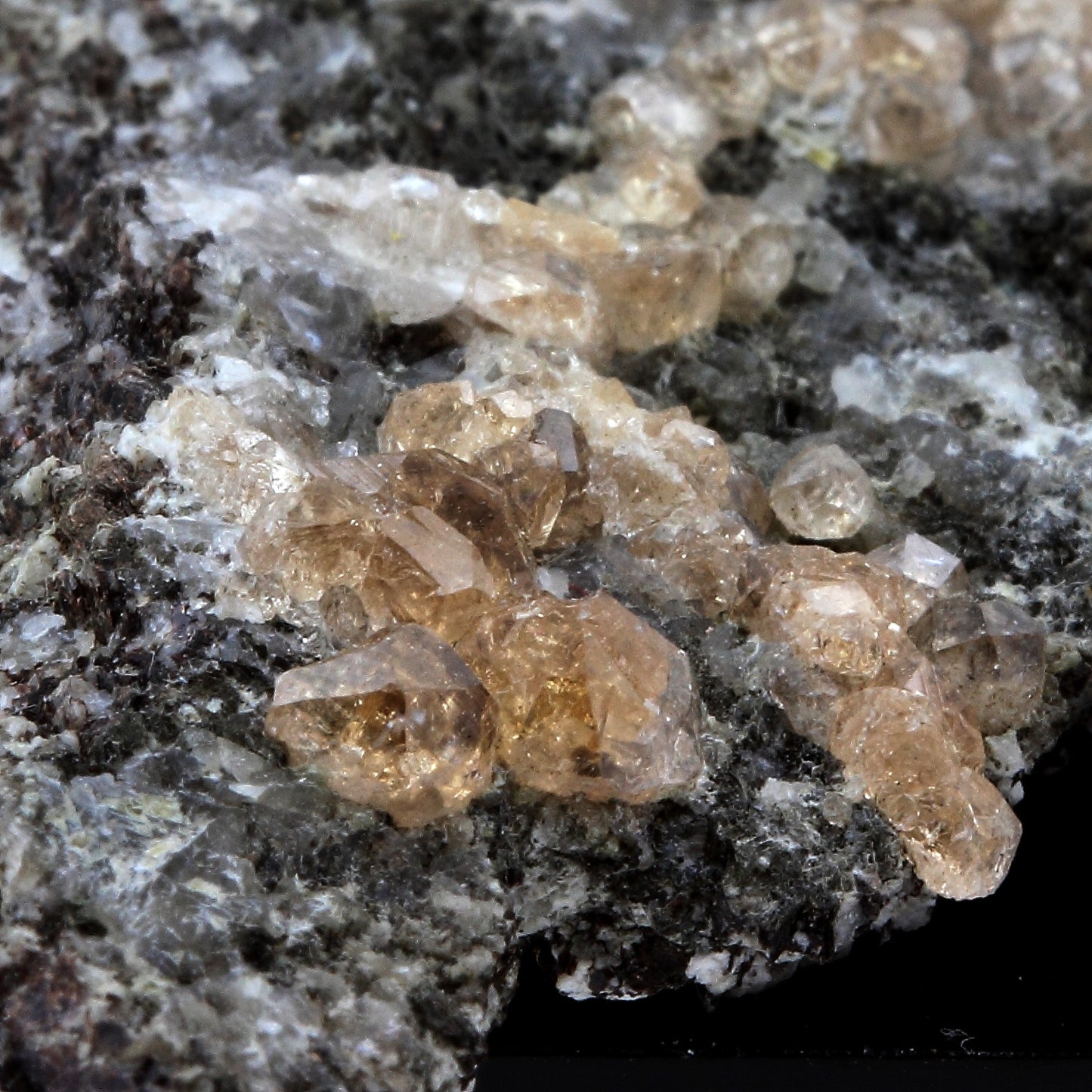 Grenat Grossulaire. 119 carats. Jeffrey Mine, Asbestos, Québec, Canada