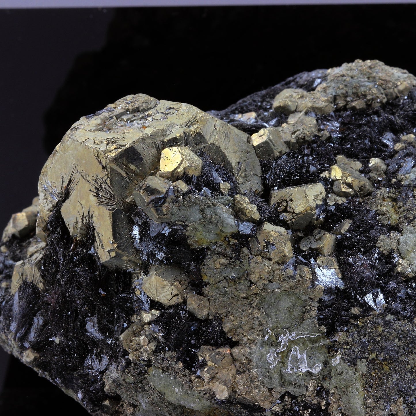 Pyrite + Hematite. 2275.4 carats. Rio Marina, Elba Island, Italie