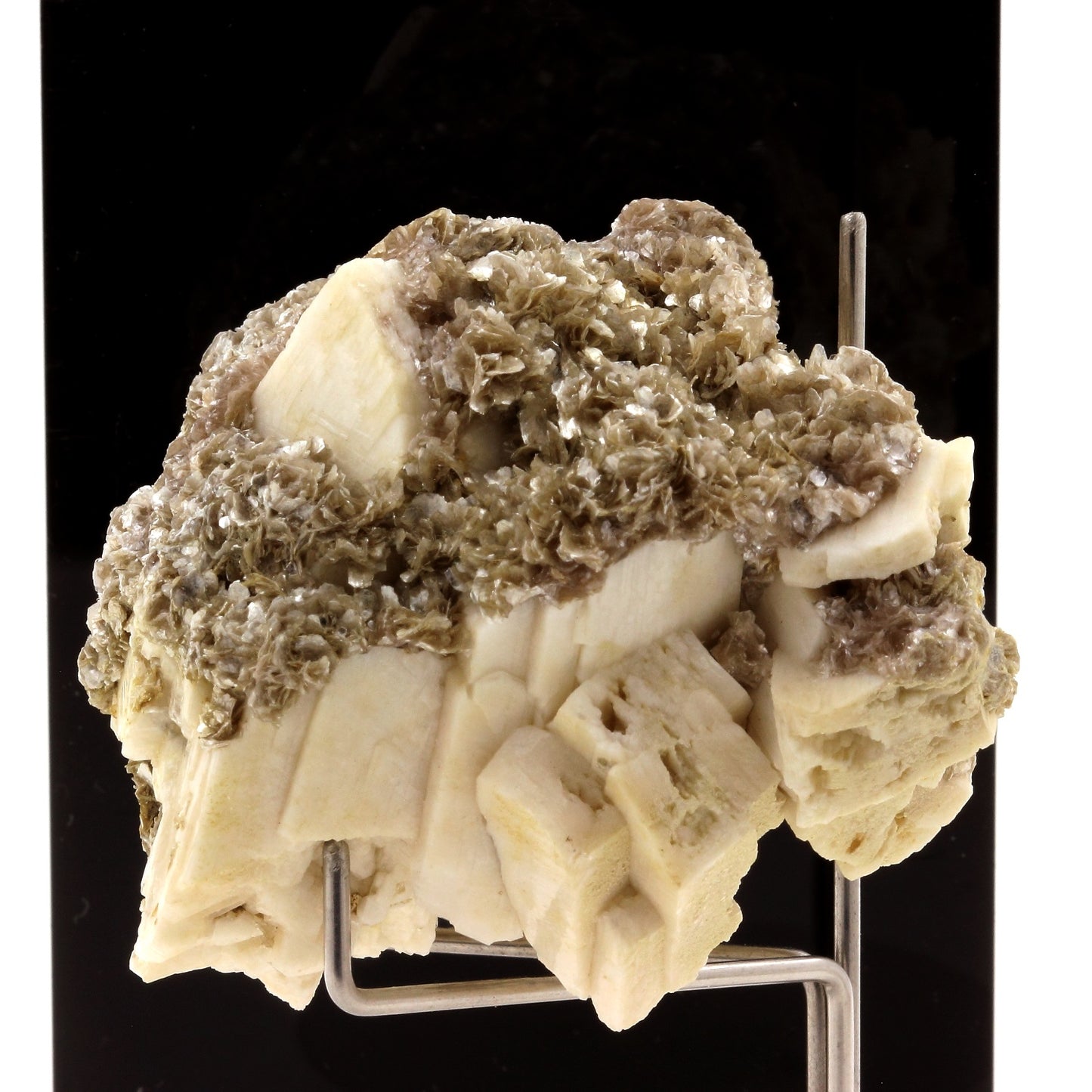 Microcline + Muscovite. 540.6 carats. La Salvetat-sur-Agoût, Hérault, France