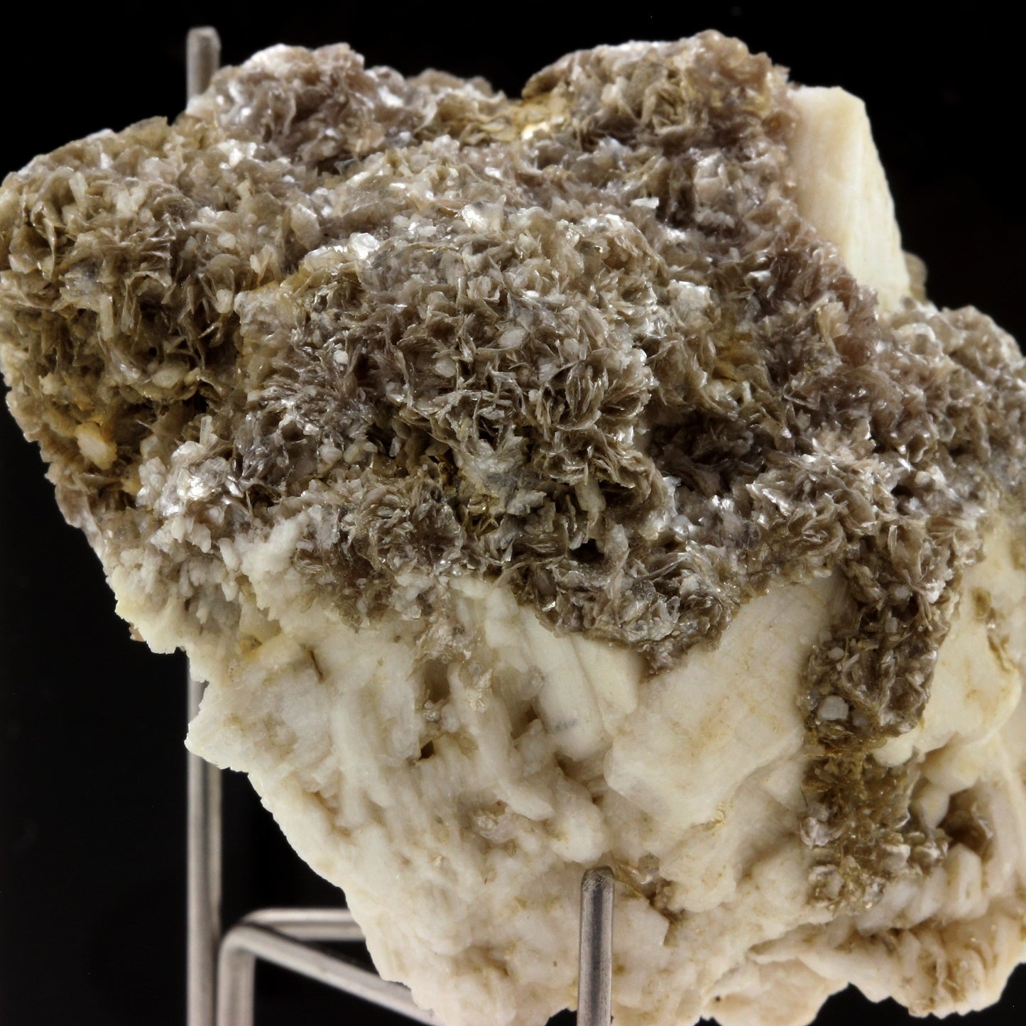 Microcline + Muscovite. 540.6 carats. La Salvetat-sur-Agoût, Hérault, France