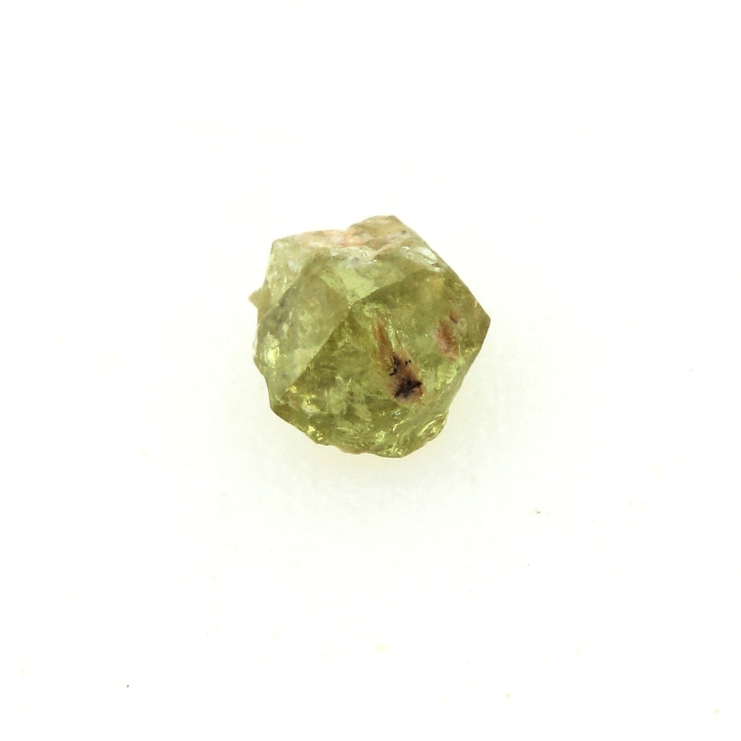 Grenat démantoïde. 0.110 carats. Malenco Valley, Lombardy, Italie