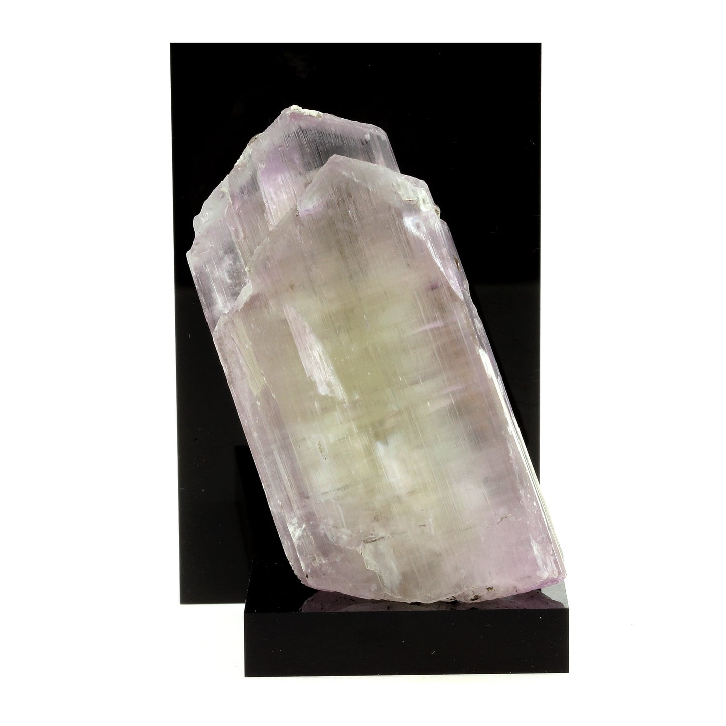 Kunzite. 818.3 carats. Konar Province, Afghanistan