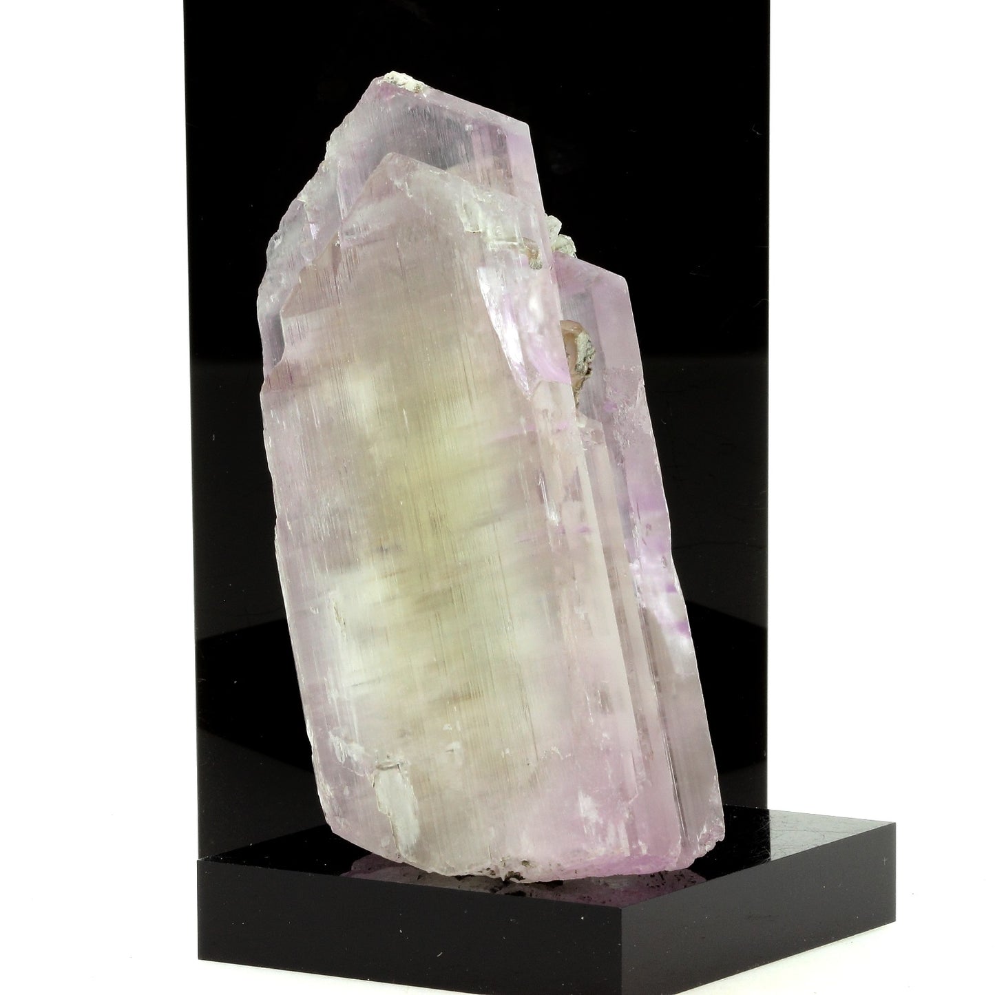 Kunzite. 818.3 carats. Konar Province, Afghanistan