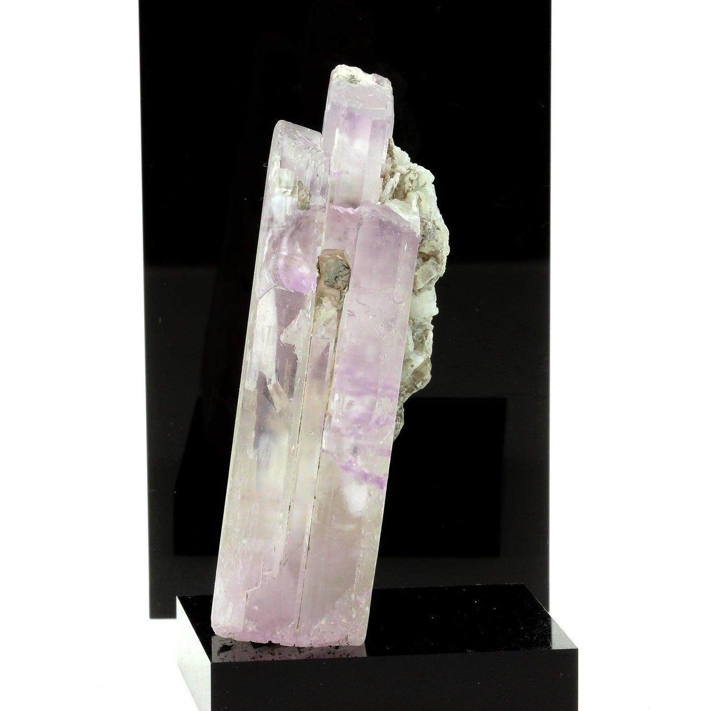 Kunzite. 818.3 carats. Konar Province, Afghanistan