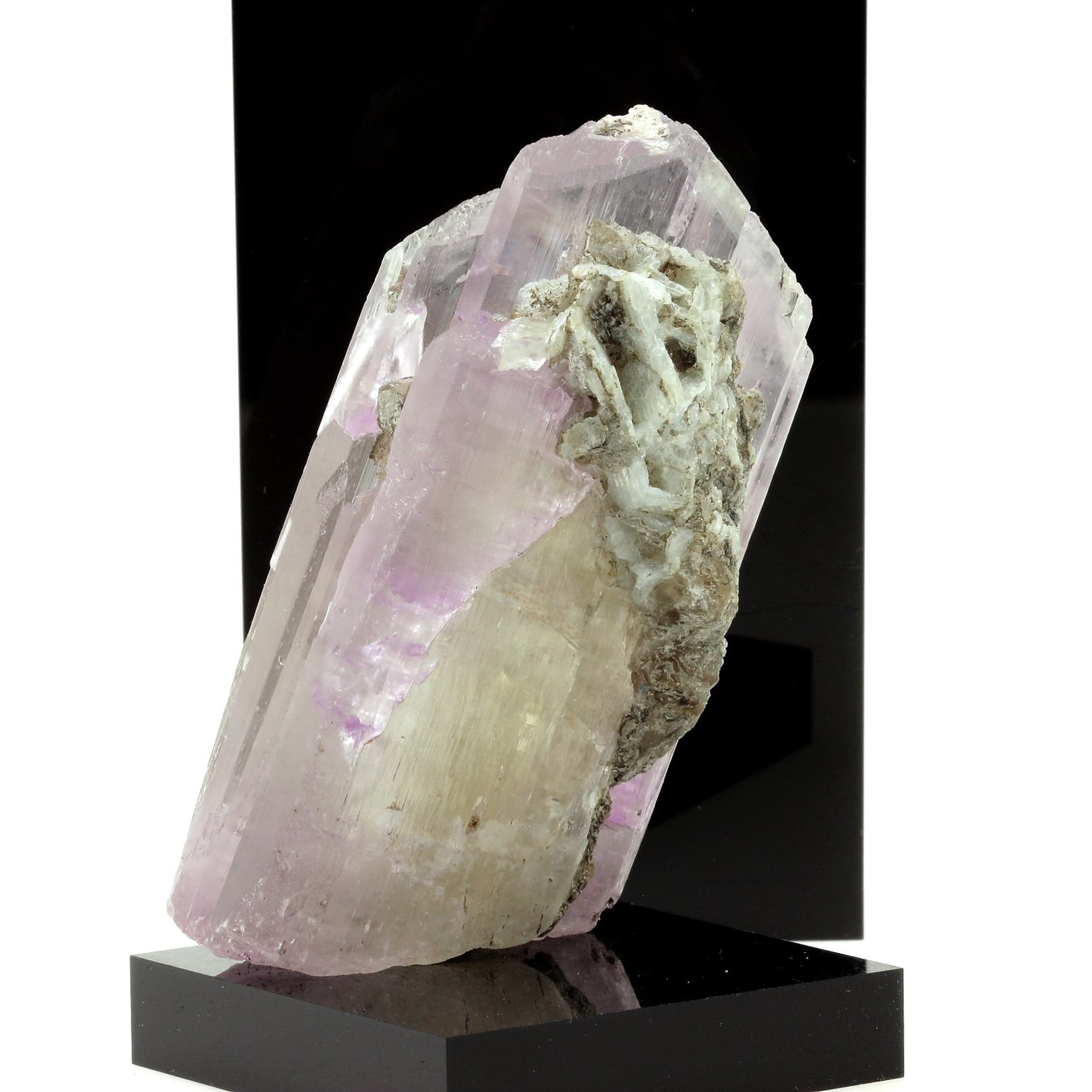 Kunzite. 818.3 carats. Konar Province, Afghanistan