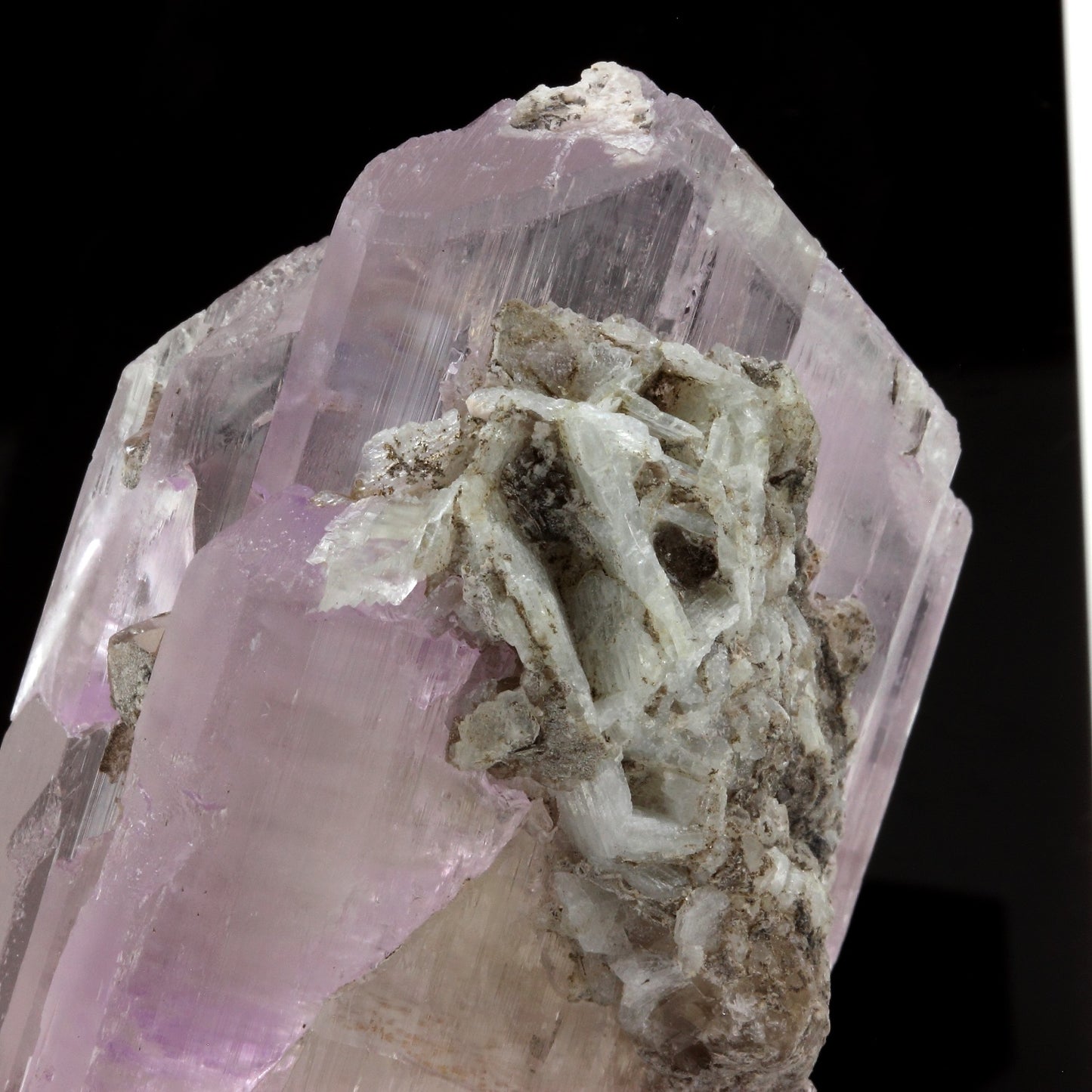 Kunzite. 818.3 carats. Konar Province, Afghanistan