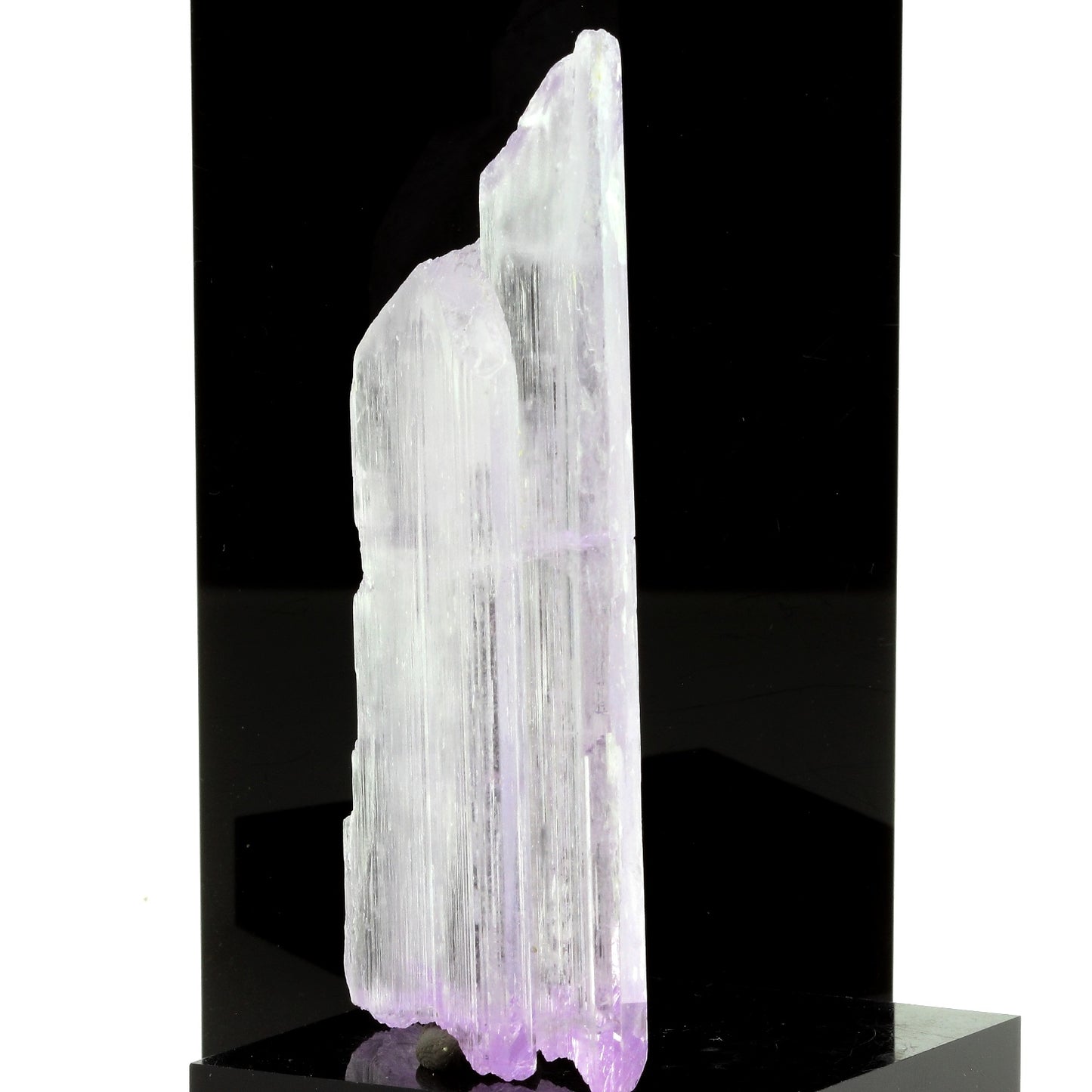 Kunzite. 350.2 carats. Konar Province, Afghanistan