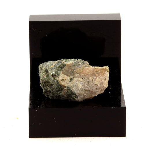 Jenkinsite. 24.1 carats. Thetford Mines, Québec, Canada