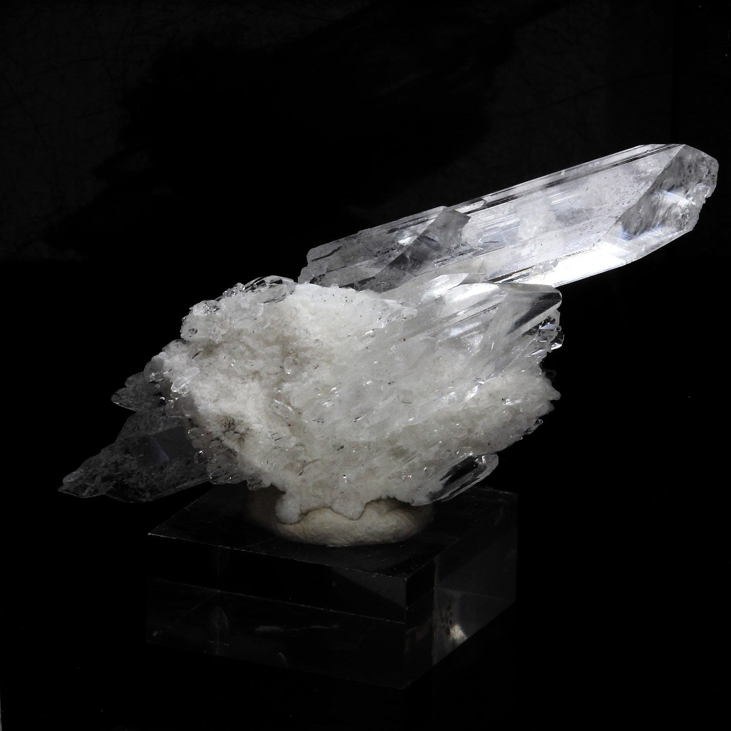 Gypse. 33.7 carats. Gypsum Quarry, Arignac, France