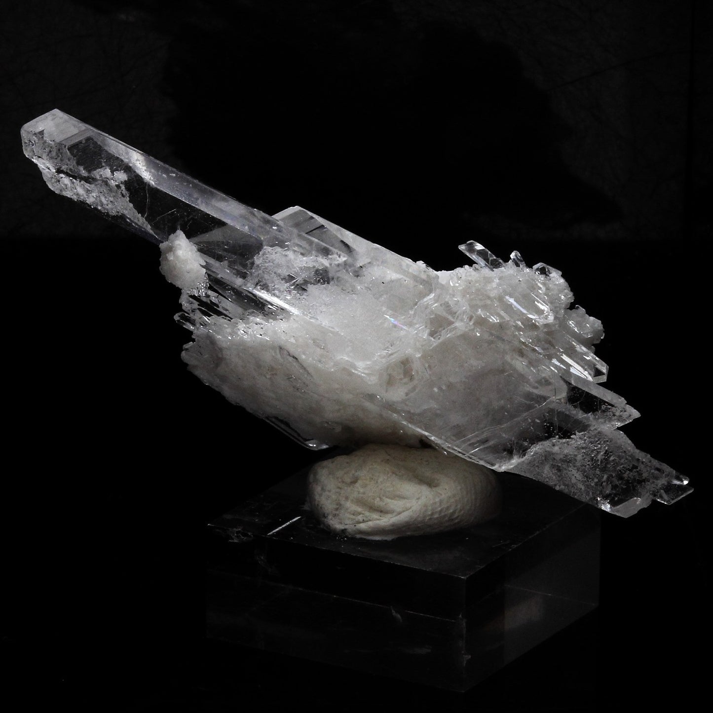 Gypse. 33.7 carats. Gypsum Quarry, Arignac, France