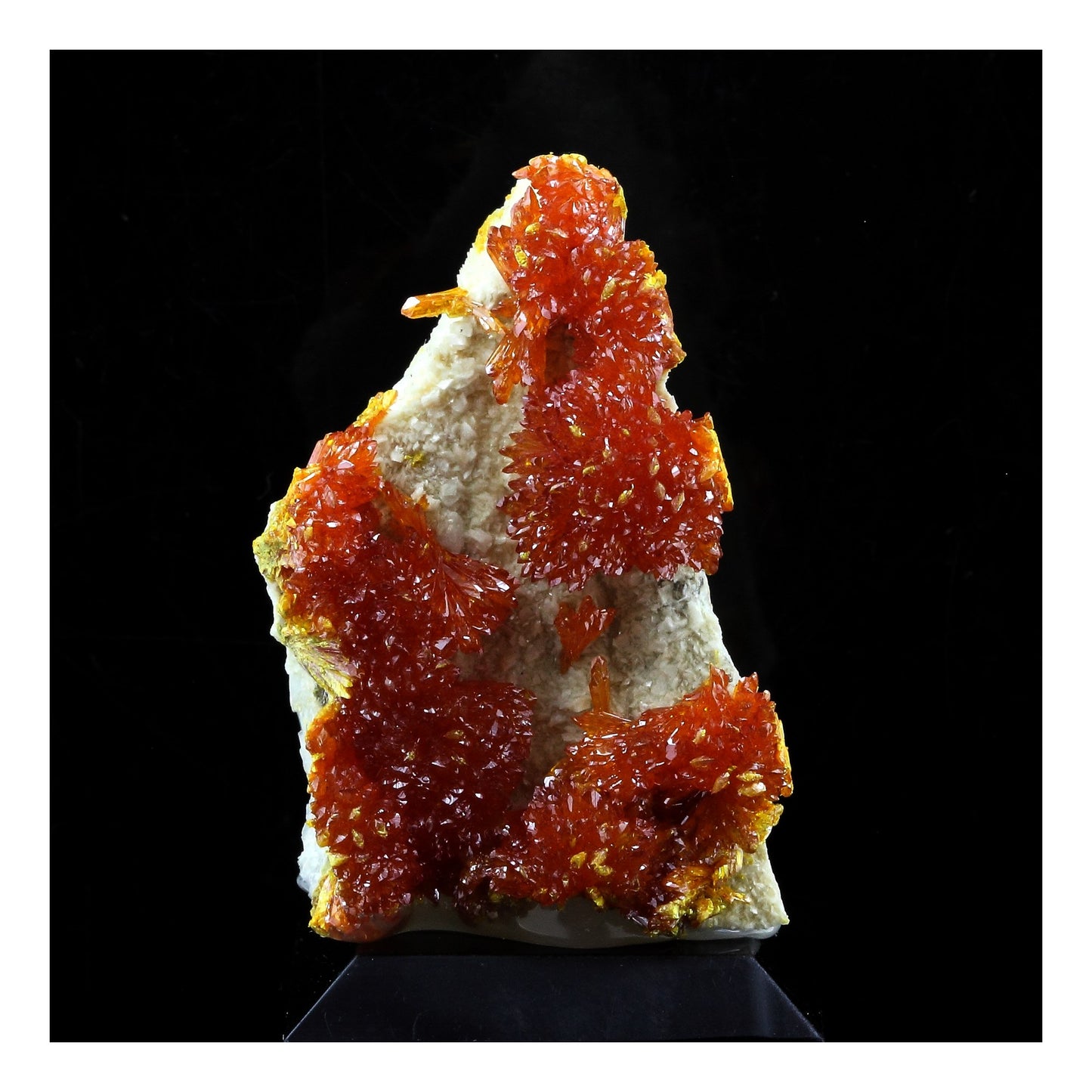 Orpiment. 108.5 carats. Mine El'brusskiy, Kabardino-Balkarie, Russie