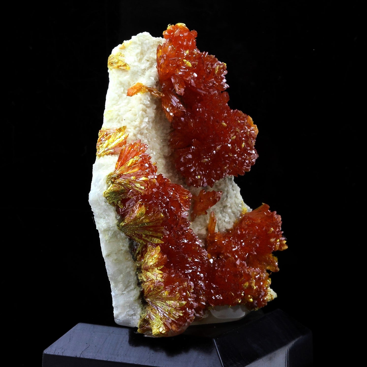 Orpiment. 108.5 carats. Mine El'brusskiy, Kabardino-Balkarie, Russie