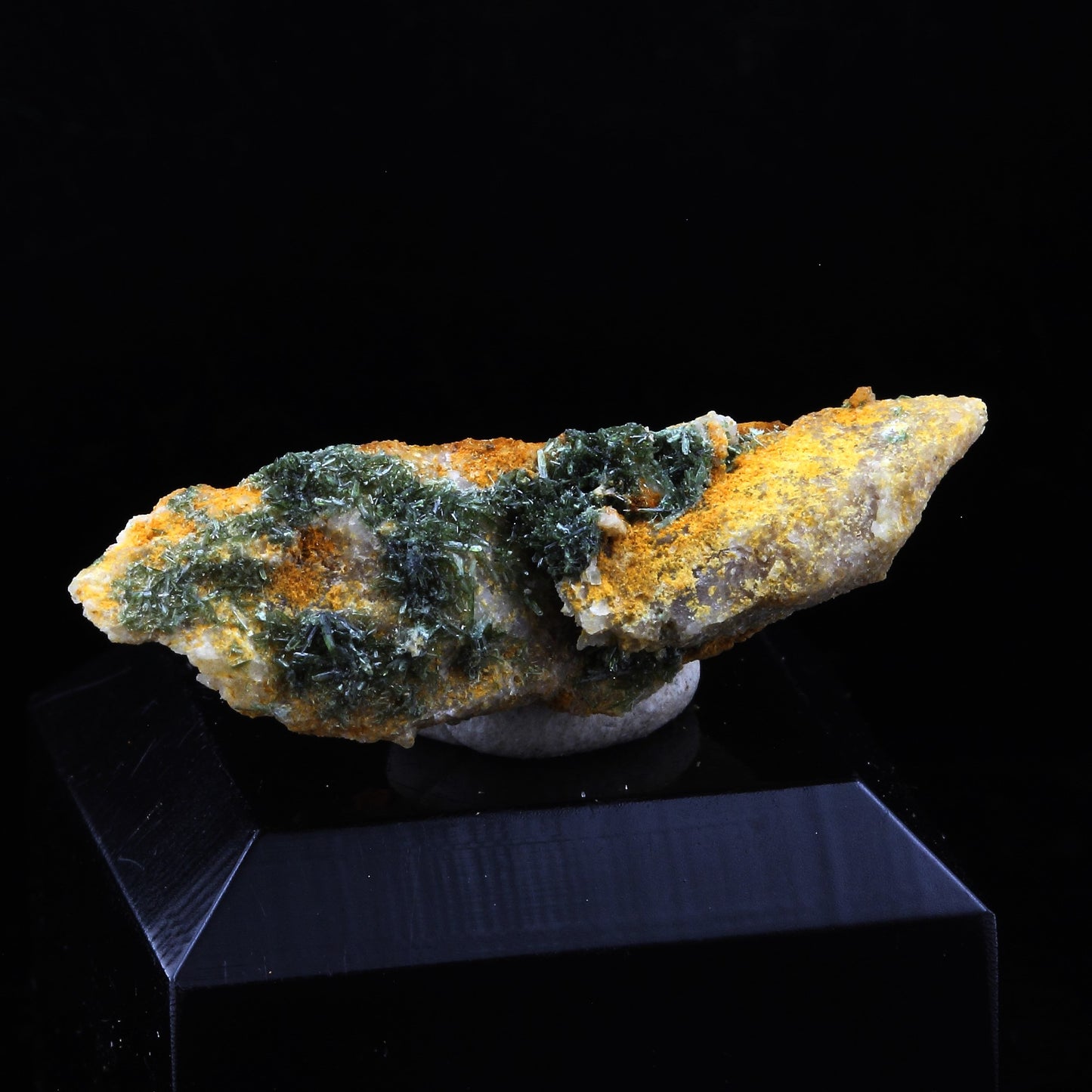 Olivenite. 23.0 carats, Cap Garonne, Le Pradet, Var, France